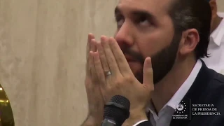 Nayib Bukele LLORA Y DICE QUE DIOS LE HABLÓ / Reza sentado en la silla del PRESIDENTE DEL CONGRESO