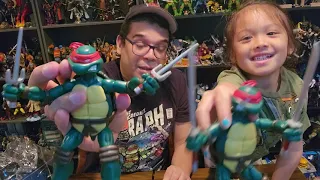 Stranger Things/TMNT 2pack Hopper and Raphael figure unboxing Playmates. Scarlett's Toy Show