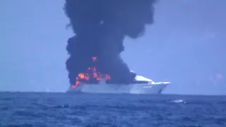 Yacht Boot Schiff vor Sizilien Messina brennt Barca fuoco Part 2