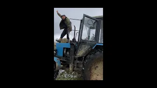 Dancing on a tractor 😂 / Музыкальная пародия Семёна Фролова на Черный бумер - Синий трактор #shorts