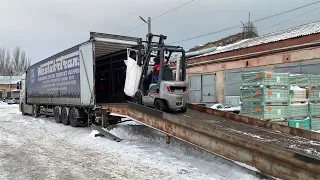 Загрузка биг бэгов (big bag) весом 1.2 тонны в фуру погрузчиком на 1.5 тонны и мачтой 3 метра