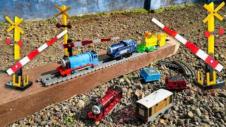 Menemukan dan Merakit Kereta Api Mainan Thomas and Friends James Glow Trains dan Gordon