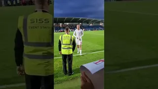 Emile Smith Rowe giving his shirt to a young fan after an England U21 game!🏴󠁧󠁢󠁥󠁮󠁧󠁿