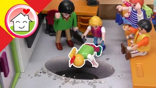 Playmobil en español Un agujero en el suelo: Broma en la escuela - La familia Hauser