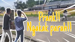 PRANK!!! NGAKAK!!! JATUHIN BOX DI DEPAN ORANG!!!