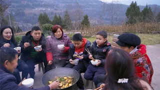 Горячая еда как гуманитарная помощь: как в китайской деревне помогают нищим старикам