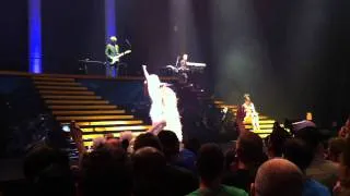 Kylie Minogue — The Loco-Motion [Little Eva cover] (Aphrodite Live tour in New York City)