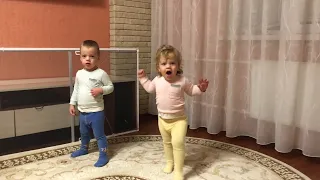 Озорные близнецы играют друг с другом / Naughty twins playing together