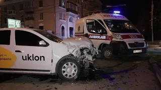 В Днепре на Яворницкого столкнулись Infiniti и Renault службы такси Uklon