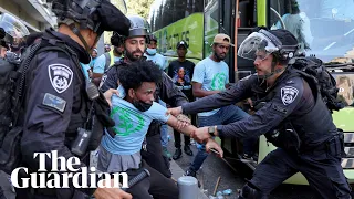 More than 100 people injured in clashes between rival Eritrean groups in Tel Aviv