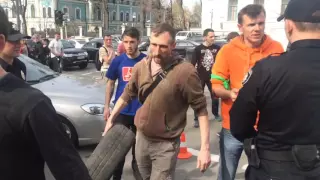 Автомайдановцы сносят шины под Администрацию Президента