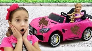 София играет в мойку машин для детей, Sofia playing Car Wash with Cleaning Toys