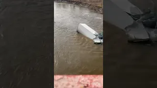 В Хабаровском крае фура вылетела с моста в воду после столкновения с «Лексусом» | Момент ДТП