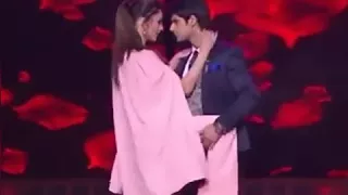 Beautiful Urvashi Rautela's  and Karan Wahi dance moves. On Aashiq bnaya aapne