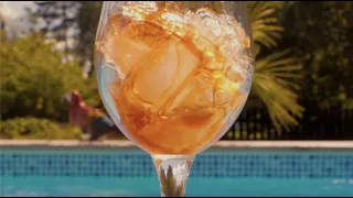 Weekend kickstart » Drink by the pool 4K with my Voigtlander