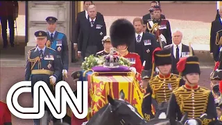 Caixão da rainha Elizabeth II chega ao Parlamento para velório público | LIVE CNN