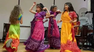 Песни и танци на децата и младежите от читалище “Явин 2004” и ромското читалище в Добрич
