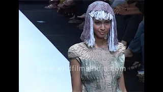 Anoushka Sharma wears a teal coloured wig for Lakme Fashion Week, walks with Diana Penty