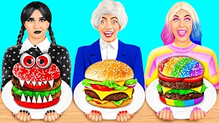 Cómo Hacer una Hamburguesa Gigante de Arcoíris y Negro Desafío con Wednesday Addams de FUN FOOD