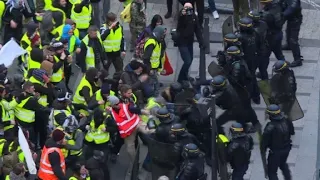 'Yellow vest' protesters and police clash on Champs-Élysées