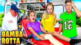 AURORA CADE SI FA MALE E SI ROMPE LA GAMBA MENTRE GIOCA SULLO SCIVOLO CON PAPÀ MIKE! *OSPEDALE*