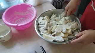 готую смачну печену картоплю і салат