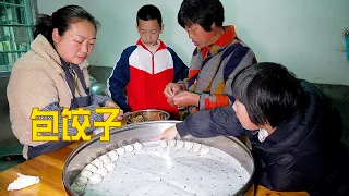 媳婦用心調餃子餡，看看加了什麼，孩子誇很香 | Wrap the dumplings! With a very fragrant seasoning! The kids love it!