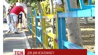 Херсонський мер власноруч пофарбував огорожу у кольори українського прапора