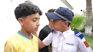 ولد صغير يساعد الشرطة - شوف شنو وقع !!!