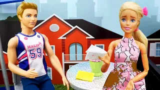 Barbie toma sorvete no encontro com o Ken! Novelinha da boneca Barbie em português