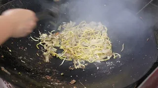 How CHAR KWAY TEOW is fried at Meng Kee Fried Kway Teow (Singapore)