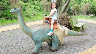 Boram brinca no parque infantil de dinossauros