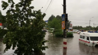 Наводнение в Ульяновске 05.07.2017. Перекресток Камышинской и Шолмова.