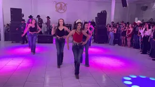 Excelente baile sorpresa a cargo de la quinceañera yosceline González y su corte de honor 12/16/2022