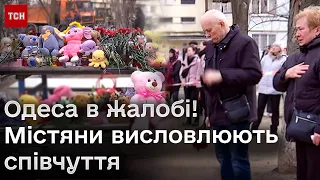 Одесити масово йдуть до будинку, куди поцілив “Шахед”. Люди не можуть стримати емоцій