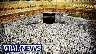 Muslims pray to Mecca during Ramadan