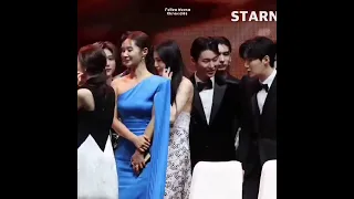 Han So Hee dragging Kim Seon Ho at the Asia Artist Award Ending Stage!