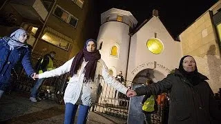 Norway: Muslims form protective 'Ring of Peace' around synagogue