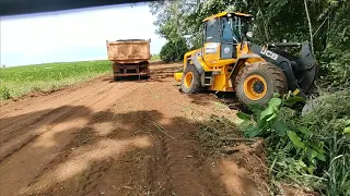 HOJE A CARREGADEIRA JCB 426ZX FICOU ATOLADA AI CAÇAMBA FORD 2629 DEU UMA AJUDA PRA SAI