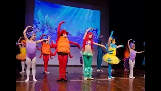 Pequenas bailarinas dançam em A Pequena Sereia Musical/The Little Mermaid Jr. do BH Broadway
