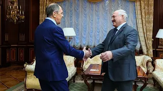 Schulter an Schulter: Lawrow und Lukaschenko