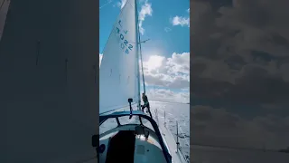 Großsegel setzen auf der Ostsee in der Lübecker Bucht! ⛵️