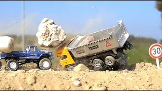 1 /64 Dynamic Diorama - Cars Truck and Police Chase - Crash Compilation Slow Motion 1000 fps #98