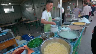 中国天水早市，马跑泉小吃美食农贸市场，没有游客，只有当地人逛，小吃还真不少，有烤馍，黄馍，荏子馍，鲜包子，卤肉，煎包，玉米，粽子，甜胚子，面皮，呱呱，燃燃，凉皮，凉粉，砂锅粉，锅盔馍，馓子，面鱼等！