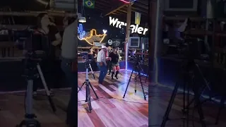 bailando con la guerita urive  locutora  dela 99.3 en su  programa de radio en el nido del jabali