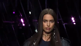 yt1s com   Irina Shayk for Versace  Runway Collection 1080pFHR