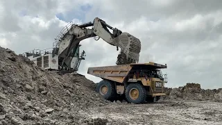 Big Liebherr 9350 Excavator Loading Dumper Cat 777d Old