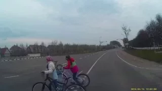 Вертелишки - дети опасно переходят дорогу с велосипедами