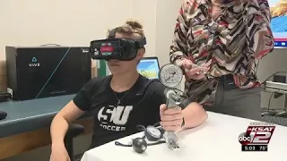 Physical therapy professor uses virtual reality to provide pain management