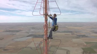 El riesgoso trabajo de cambiar la bombilla de una antena de televisión a más de 400 metros!!